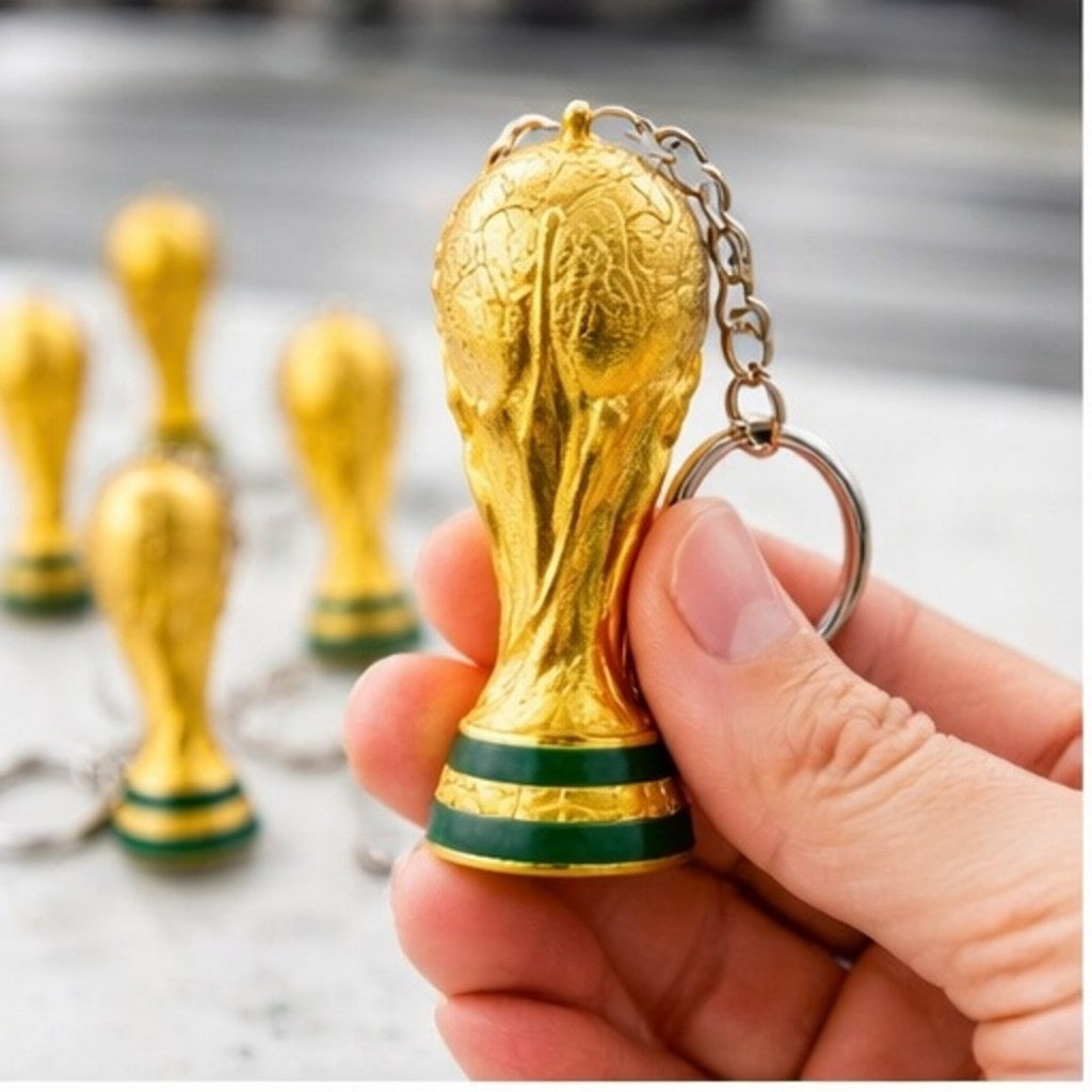 Chaveiro Troféu Copa do Mundo na mão